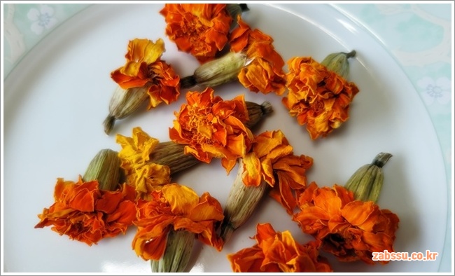 Marigold flower tea-01