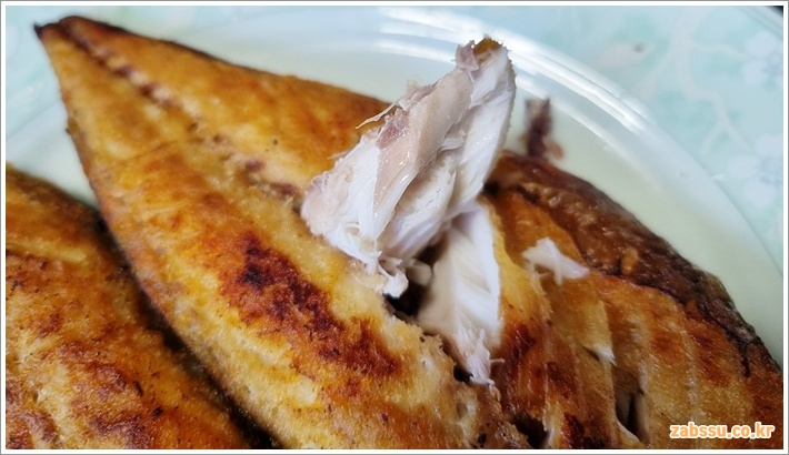 식탁에 담긴 고등어